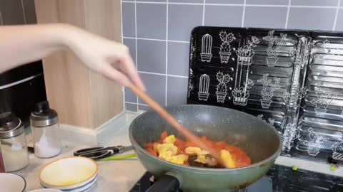 How to make scrambled eggs with tomatoes