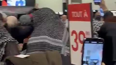 Pro-Palestine protestors in Montreal harass people trying to do their Boxing Day shopping