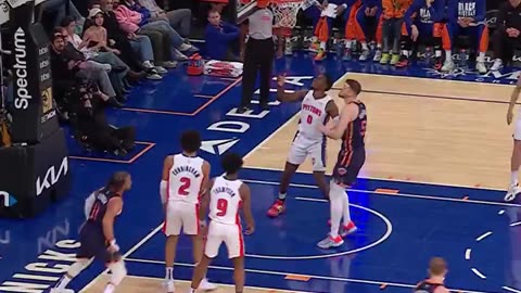 NBA | Brunson DASHES through defenders for layup! | Knicks vs. Pistons