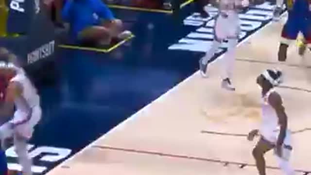 Jokic Makes INCREDIBLE Bounce Pass Look Easy!😯