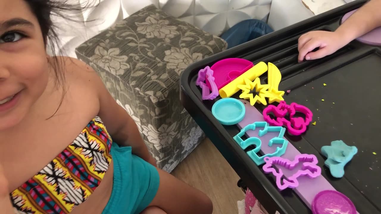 Maria Clara e Carol participando da terapia com tia Elisa