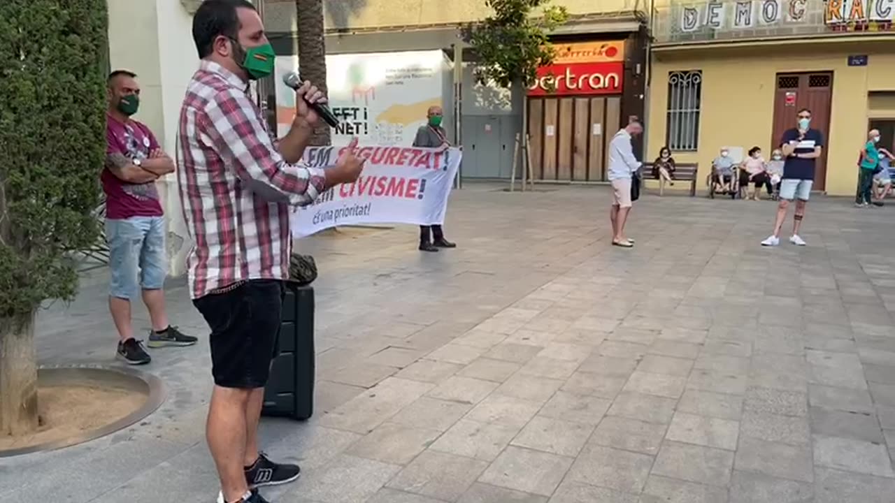 Vecinos protestan en Badalona (Cataluña) contra inseguridad provocada por políticas migratorias