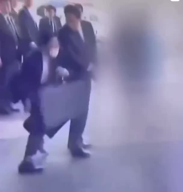 New footage of yesterday's assassination attempt on Japanese Prime Minister Fumio Kishida