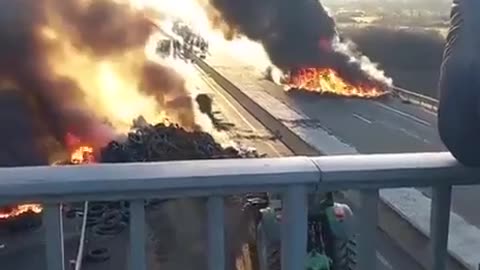 🔥🇫🇷 France is a starting to look more like a war-zone every single day.