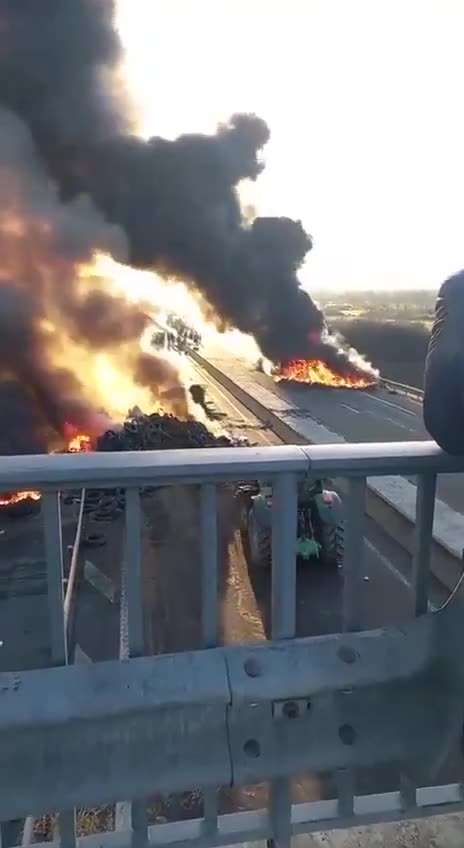 🔥🇫🇷 France is a starting to look more like a war-zone every single day.