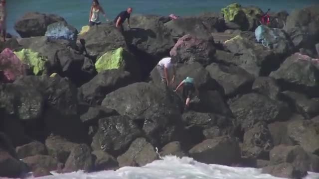 Kayaker Gets Washed Into Rocks