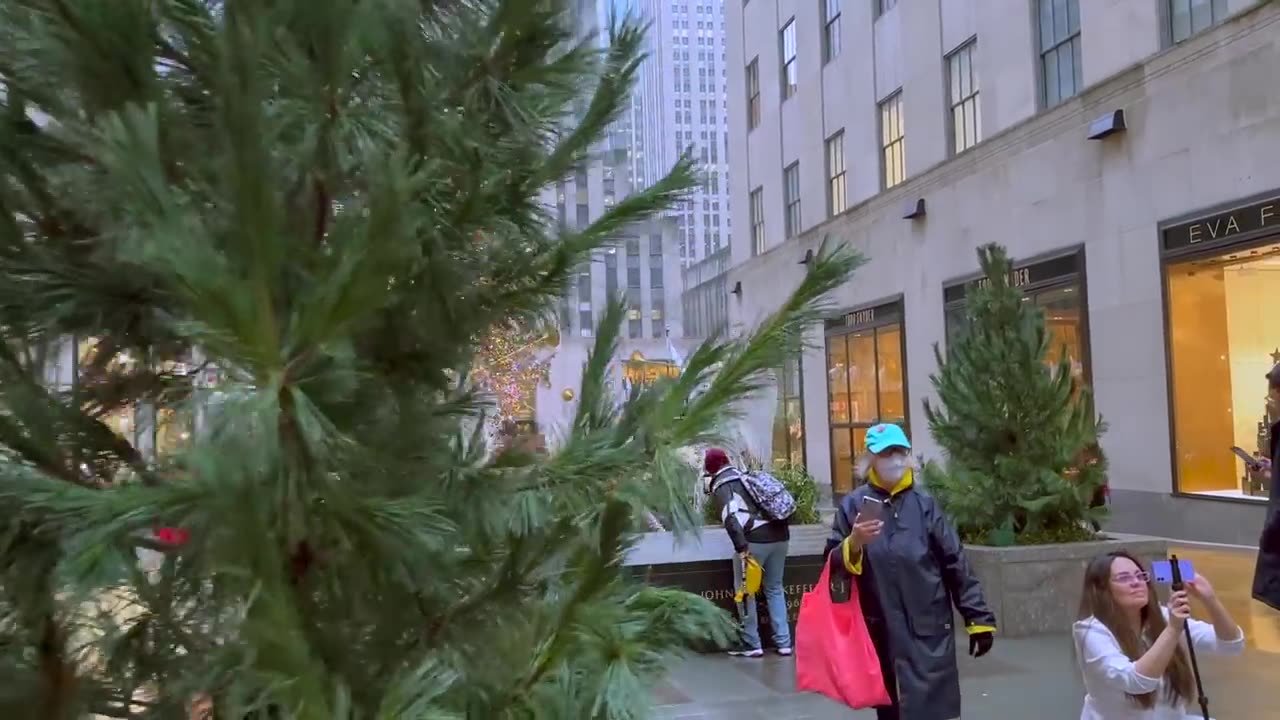 Umbrella Elegance: Midtown Manhattan Winter Walk 2023 - Iconic NYC Sights