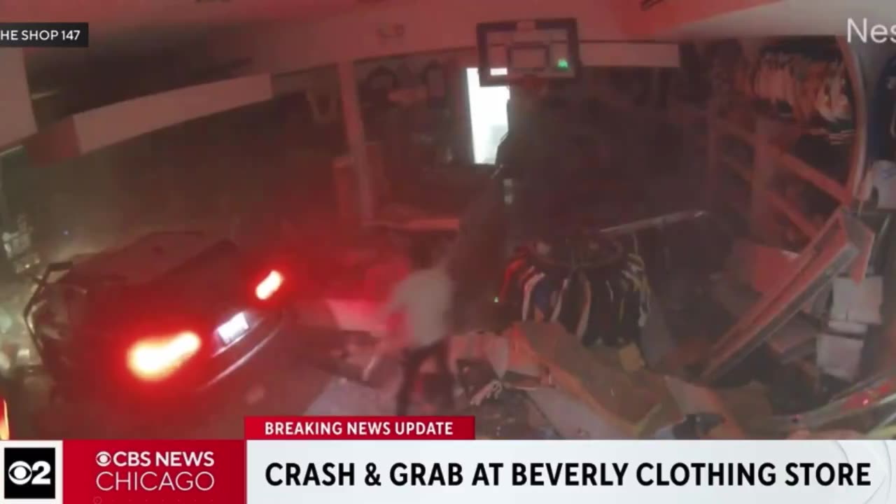 Chicago: Jeep intentionally plows through a clothing Store - Looting begins