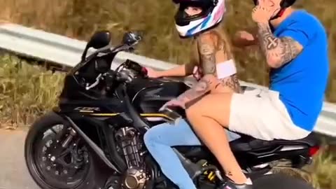 Girl show-off and crashed the bike