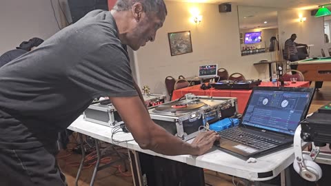 Dj SWIFT ON STAGE TURNS IT OUT