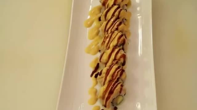 今天教大家做一款火烧三文鱼反卷寿司 今日は焼き鮭の逆巻き寿司の作り方をご紹介します