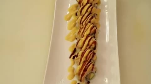 今天教大家做一款火烧三文鱼反卷寿司 今日は焼き鮭の逆巻き寿司の作り方をご紹介します