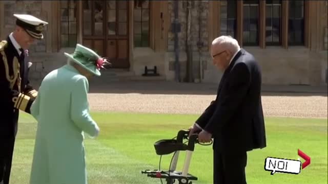Queen Put her* Sword* on Old Man Neck