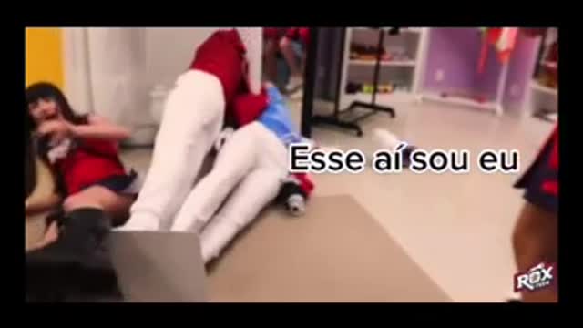GIOVANNA ALPARONE CAI DURANTE GRAVAÇÃO DA ROXTEEN short