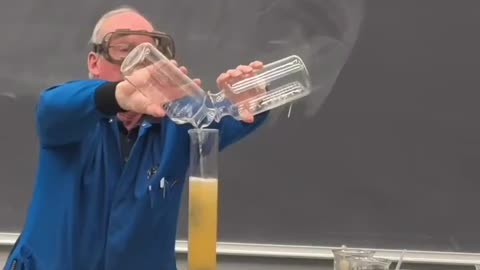 Science is Magic🧪 This experiment is called the oscillating clock