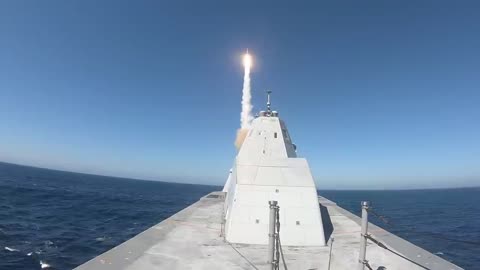 USS Zumwalt (DDG 1000)conducts live>>fire test of SM-2 missile