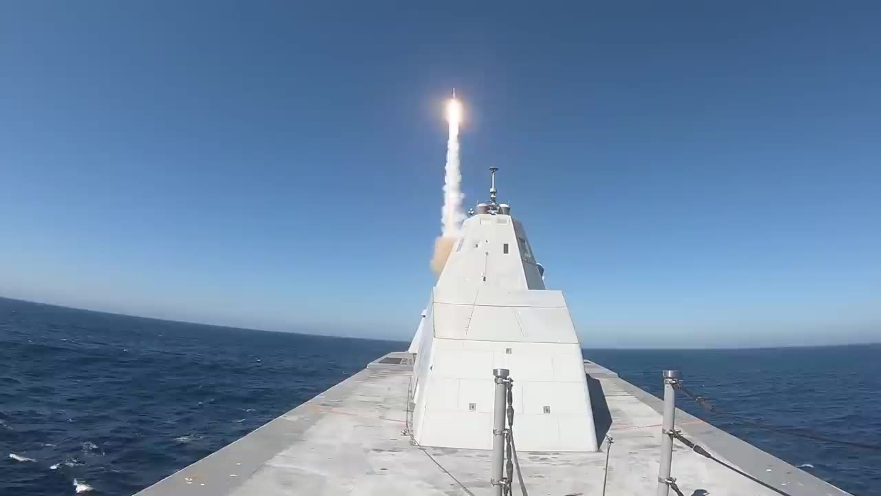 USS Zumwalt (DDG 1000)conducts live>>fire test of SM-2 missile