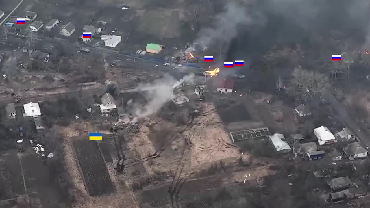 Ukraine War - Single Ukrainian Tank Attacks Massive Russian BTR-82 Convoy In Close Ambush