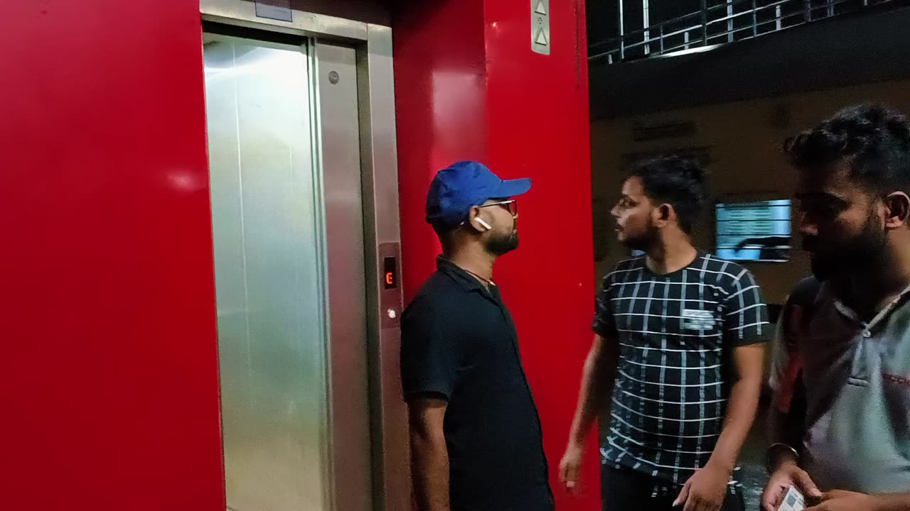 Hajipur Lift Me Masti Chal Rahi Hai Indian Video