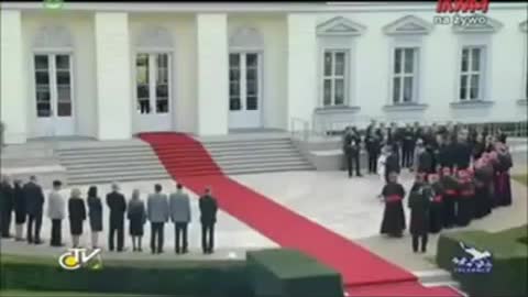 PAPA BENEDETTO XVI UMILIATO DA CARDINALI CHE NON GLI DANNO LA MANO