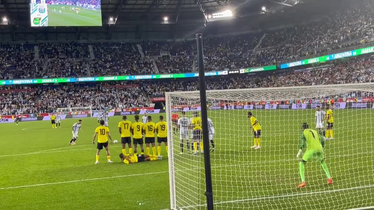 Free kick goal by Messi
