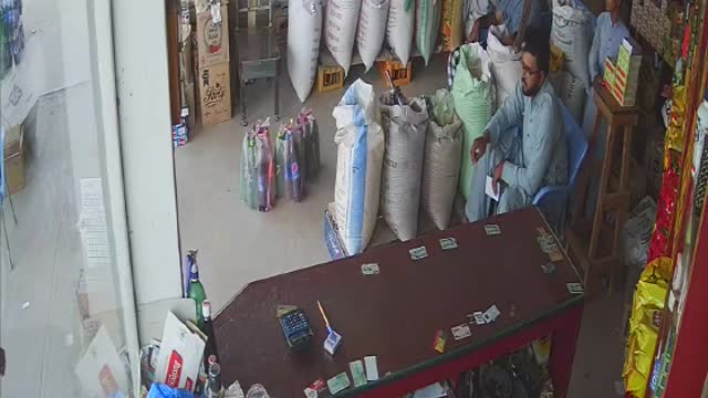 Shop robbery in pakistan - 2 robbers caught