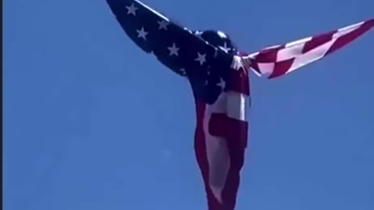 The flag got tangled today at the Trump rally before Trump came on stage Looks like an angel‼️Trump Talks About The Assassination Attempt 👇🏻