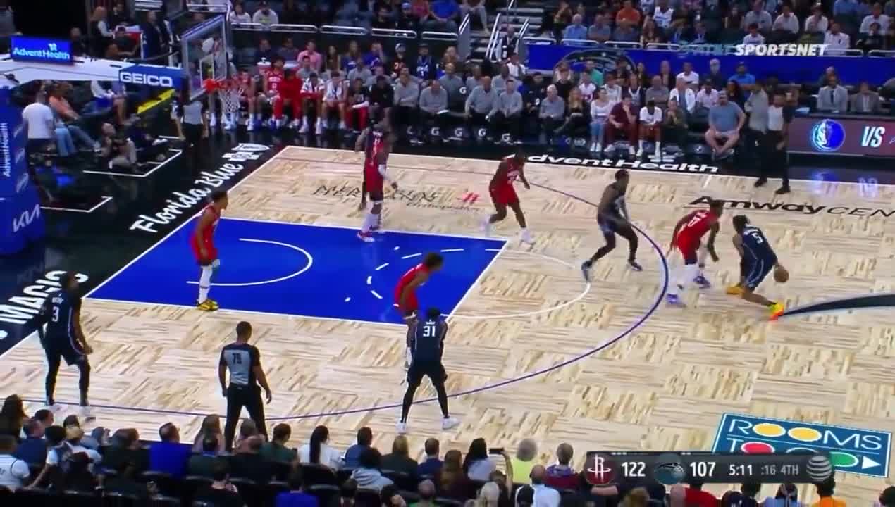 Tari Eason steals the ball from Banchero and throws down the windmill