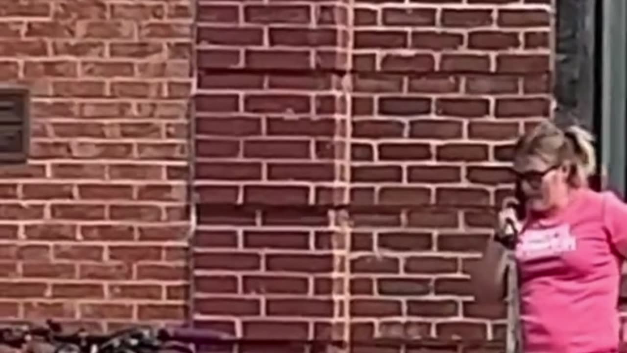 Woman LEAVES kid unattended OUTSIDE in PUBLIC!