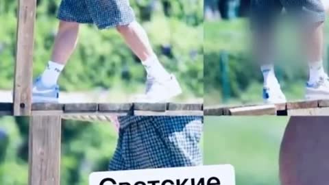 Criticized by netizens for wearing socks with Russian characters on it