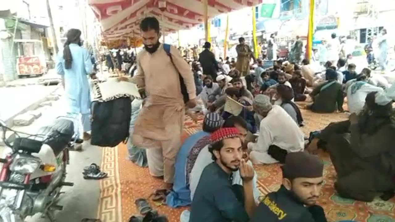 Politics Party Ka Langar Jari Hai | Long March Subah Ka Nashta"