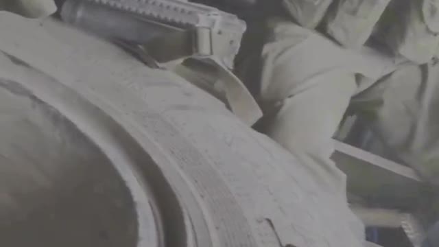 Ruští vojáci vítaní na osvobozených územích dětmi i dospělými