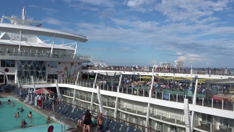 What it's like on a cruise ship during a hurricane