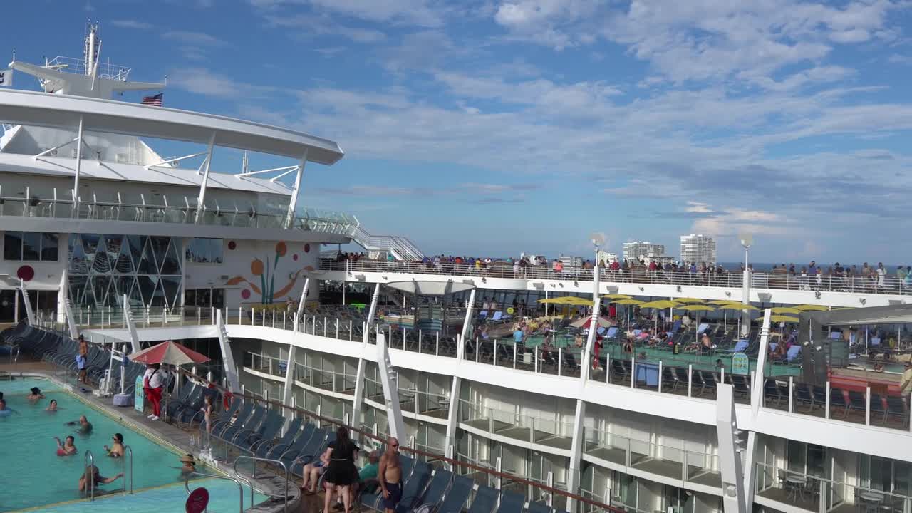 What it's like on a cruise ship during a hurricane