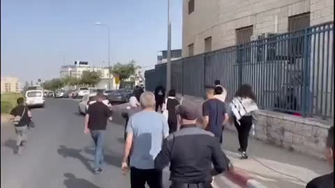 אחמד טיבי מתפרע ותוקף שוטרים