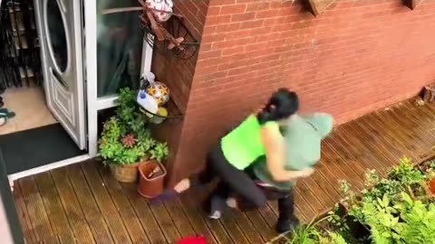 Fake delivery driver attempts to break into a woman’s home