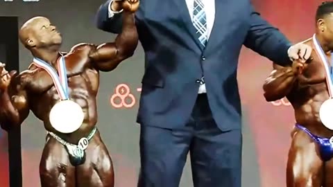 Bodybuilder VS strongman