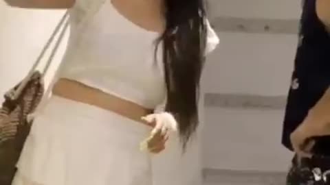 TOUCHING_WAIST_ON_CUTE_GIRL___ROMANTIC_REACTIONS