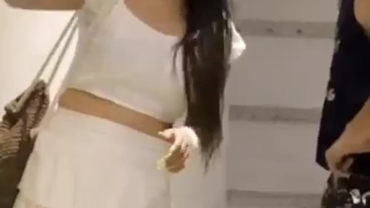 TOUCHING_WAIST_ON_CUTE_GIRL___ROMANTIC_REACTIONS
