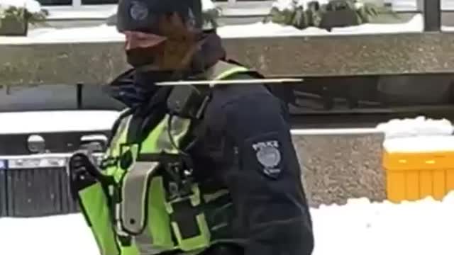 VIDEO SHOWING OTTAWA COPS TRYING TO BREAK INTO OTTAWA RESTAURANT FOR SERVING PEACEFUL PROTESTORS