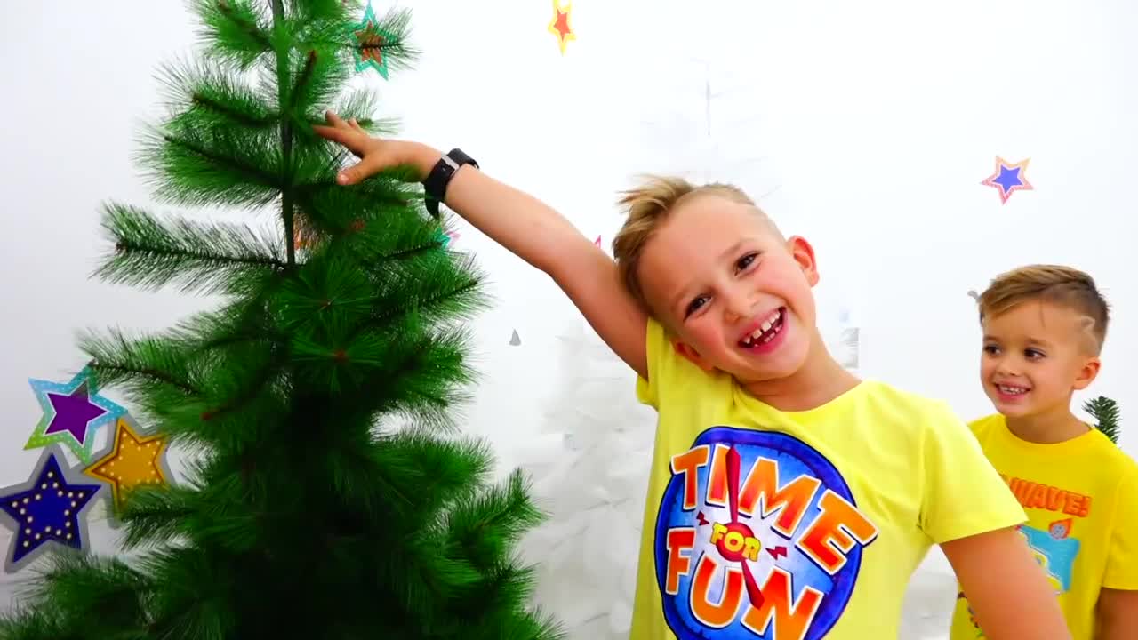 Vlad and Niki pretend play and decorate the Christmas tree