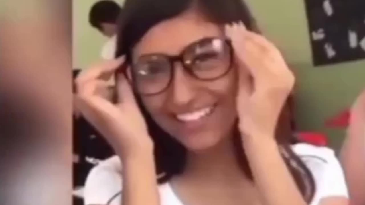 How do girls wear goggles