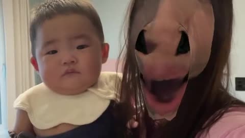 Baby reactions on horse face🤣🤣