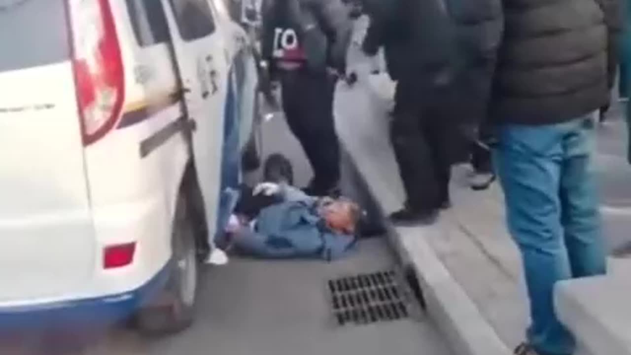 CCP plainclothes police blatantly kidnap good citizens on the street