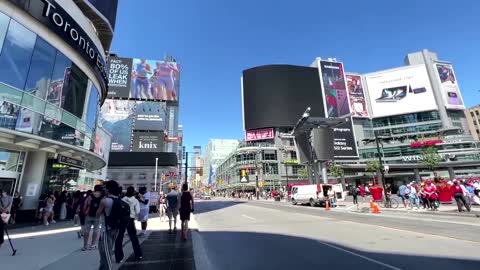 Downtown Toronto suffers power failure, some bank branches locked