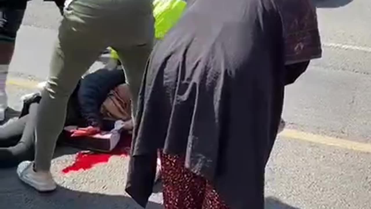 WARNING GRAPHIC. U.K: A Somalian stabbed a woman in her 60s is to death in London for her handbag.