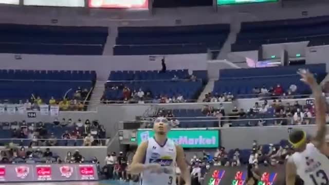 Calvin Abueva SININDAK si Mikey Williams! _ Binubura lang ni Mikey ang Depensa ni The Beast!