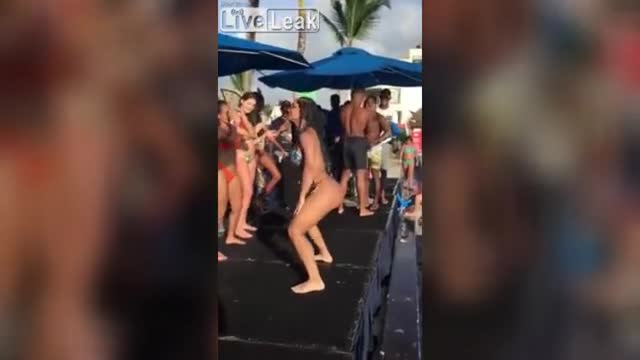 Twearkin on stage goes wrong