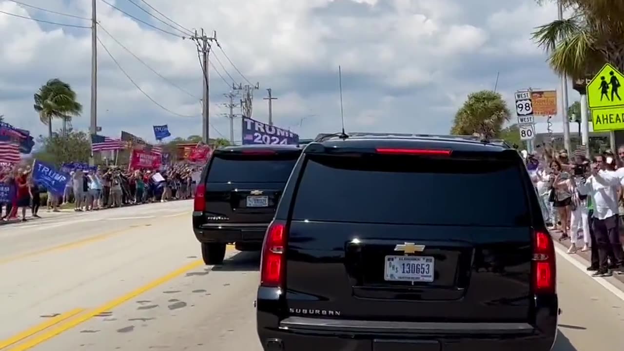 Huge Crowd Shows Their Support For Trump Outside Of Mar-A-Lago