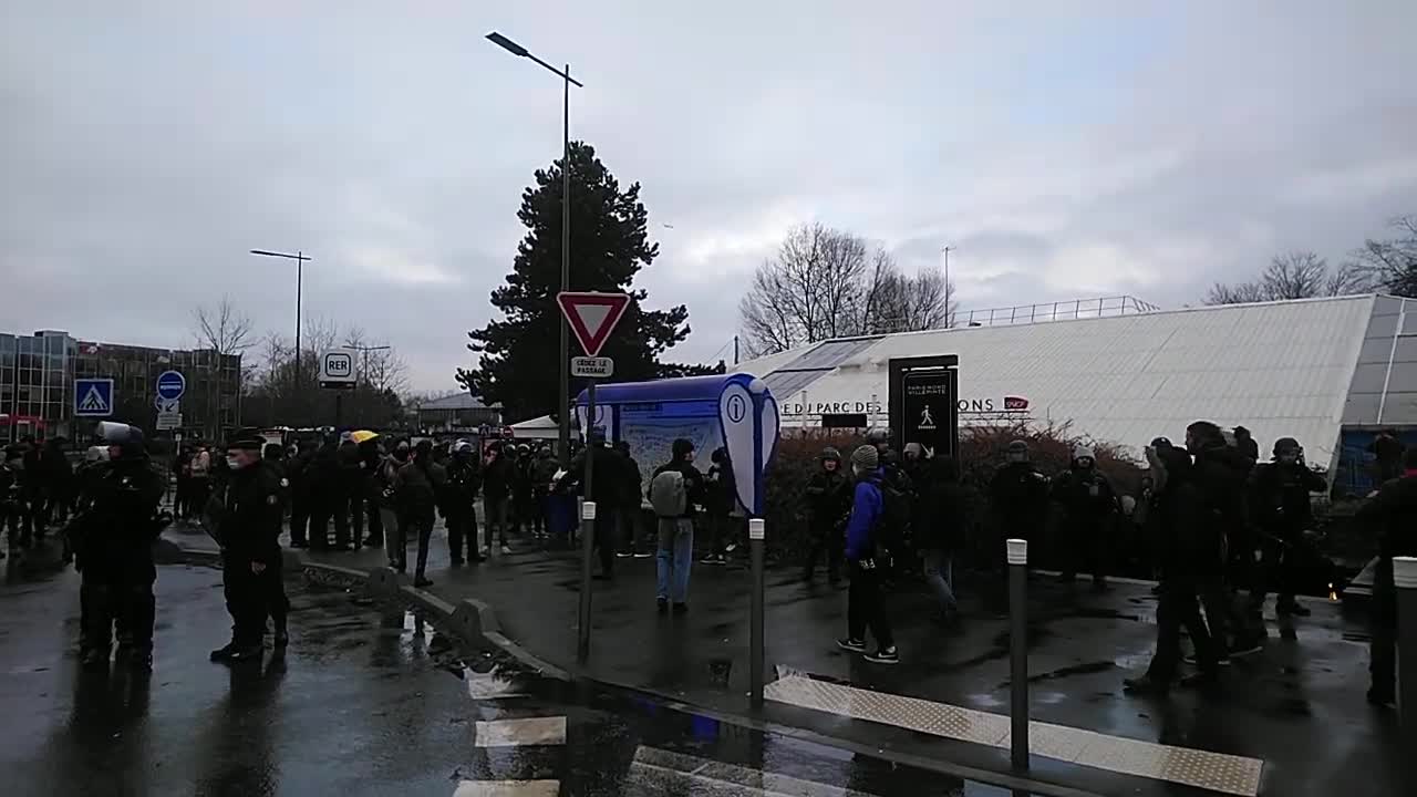 Avant le meeting de E Zemmour à Villepinte - La Police en action !